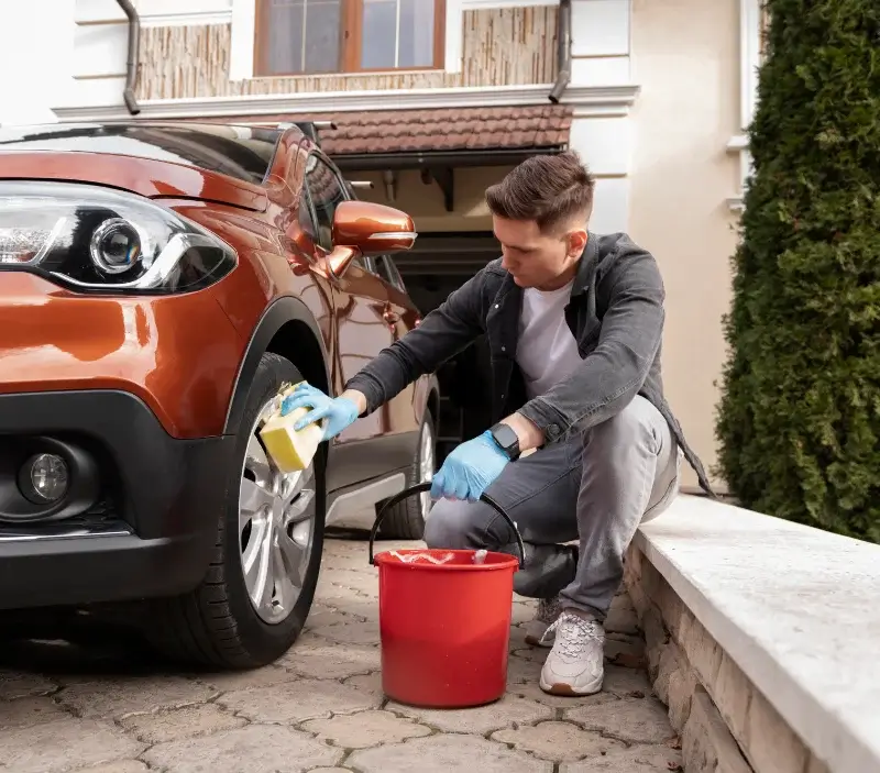 Lavage auto à domicile Courgains : professionnel intervenant sur un véhicule